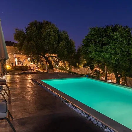 Yiameli With Private Pool Skinaria